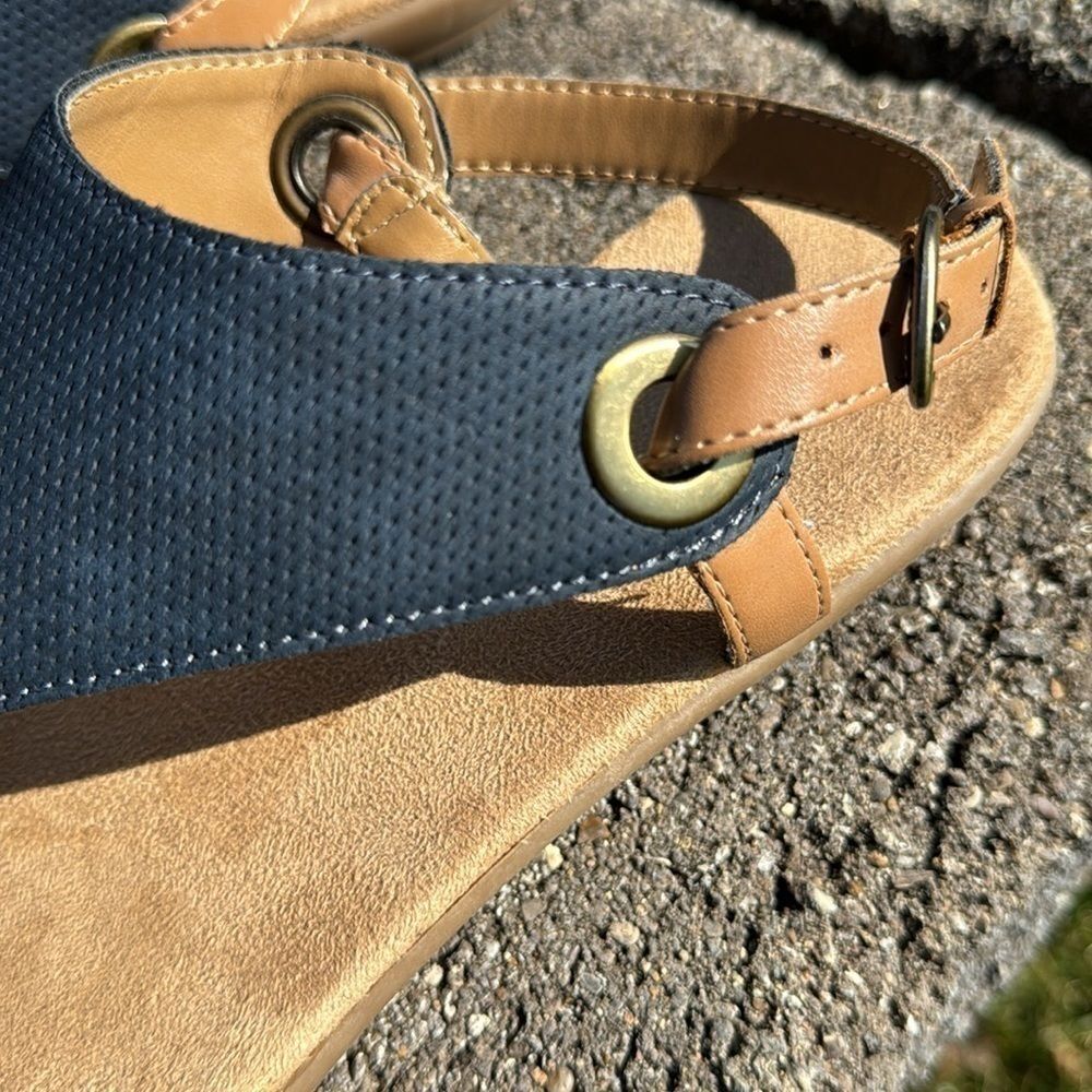 AEROSOLES~NAVY UPPER/TAN ANKLE STRAP~MEMORY FOAM FOOTBED~SOFT ROLLED TOE BAND~BR - Picture 4 of 8